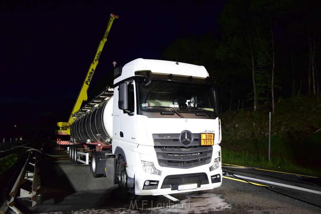 VU Gefahrgut LKW umgestuerzt A 4 Rich Koeln Hoehe AS Gummersbach P683.JPG - Miklos Laubert